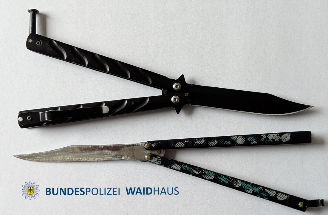 Waidhaus. Bei Grenzkontrollen an der A6 bei Waidhaus haben Beamte der Bundespolizei Waidhaus am Wochenende drei per Haftbefehl gesuchte Personen festgenommen. Eine gesuchte Diebin und ein Verkehrssünder kamen in Haft. Er hatte zwei verbotene Springmesser in der Umhängetasche. Ein weiterer Mann konnte seine Justizschulden begleichen und anschließend weiterreisen.