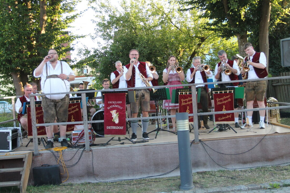 Waidhaus. Mit einem fulminanten Finale durch die Grenzland-Blaskapelle Dietersdorf endeten am 29. Juli die Waidhauser Sommerserenaden, und trotz rund 30 Grad kamen viele Besucher. Bürgermeister Bauriedl zog ein positives Fazit.