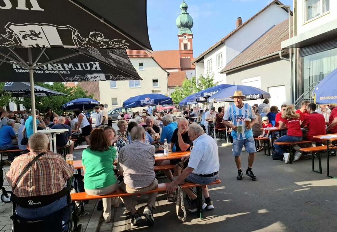 Eslarn. Der Löwenfanclub Eslarn feierte einen griechischen Abend, der Hunderte anlockte und sogar das Gyros bis 20 Uhr ausverkaufte. Vorsitzender Fabian Brenner schwärmt vom schönsten Fanclubfest der letzten zehn Jahre.