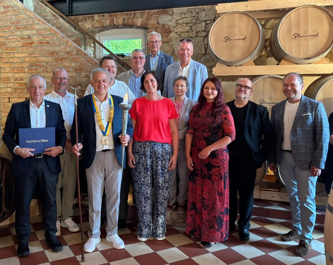 Erbendorf. Der Rotary Club Stiftland hat bei einer Gala die Präsidentschaft an Roland Grillmeier übergeben. Herbert Männl wurde als Paul-Harris-Fellow geehrt.