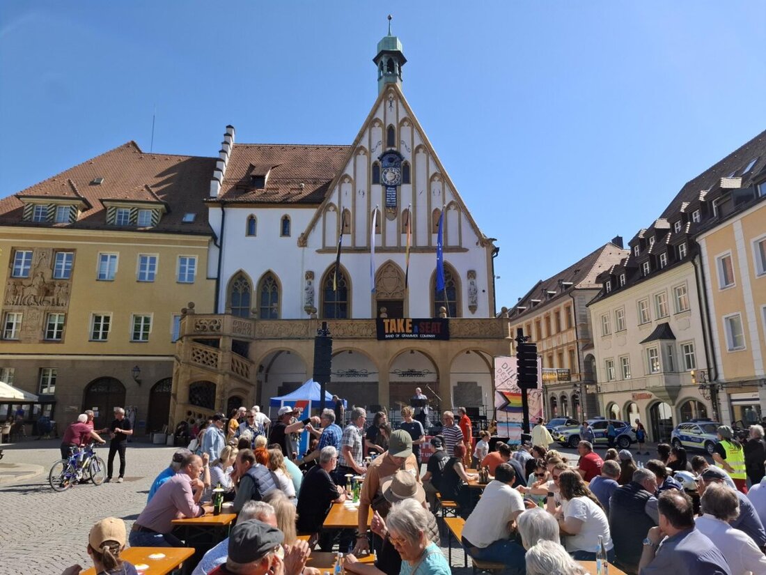 Amberg. Alexander Gröbner, ver.di Geschäftsführer, spricht am 1. Mai für faire Löhne und fordert Investitionen sowie ein Tariftreuegesetz gegen Lohn- und Sozialdumping. Er betont die Wichtigkeit von sozialer Sicherheit, guten Arbeitsbedingungen und finanzieller Unterstützung der öffentlichen Infrastruktur durch höhere Steuern für Reiche.