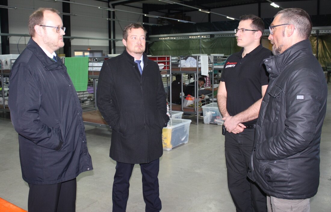 Windischeschenbach/Neuhaus. Bundestagsabgeordneter Uli Grötsch und Landrat Andreas Meier machten sich vor Ort ein Bild von der Lage in der Gewerbehalle in Neuhaus, einer der beiden Not-Unterkünfte des Landkreises Neustadt/WN. Dort [&hellip;]