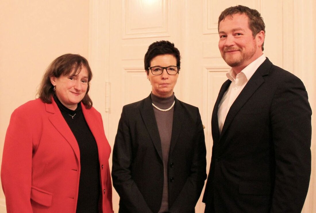 Weiden/Berlin. Wenige Tage vor ihrem offiziellen Amtsantritt am 1. Februar 2017 stellte sich die neue Präsidentin des Bundesamtes für Migration und Flüchtlinge (BAMF), Jutta Cordt, den Oberpfälzer SPD-Abgeordneten Marianne Schieder und Uli [&hellip;]
