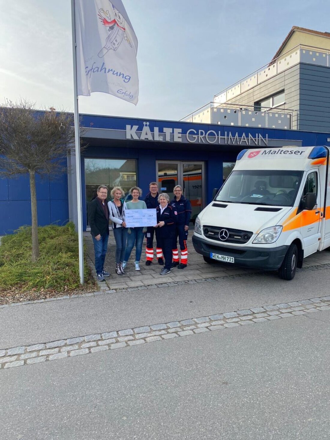 Weiden. Große Freude bei den Maltesern: Die Firma Kälte Grohmann aus Irchenrieth unterstützt mit ihrer Weihnachtsspende den Herzenswunsch-Krankenwagen. So werden letzte Wünsche und Fahrten für schwerstkranke Menschen möglich.