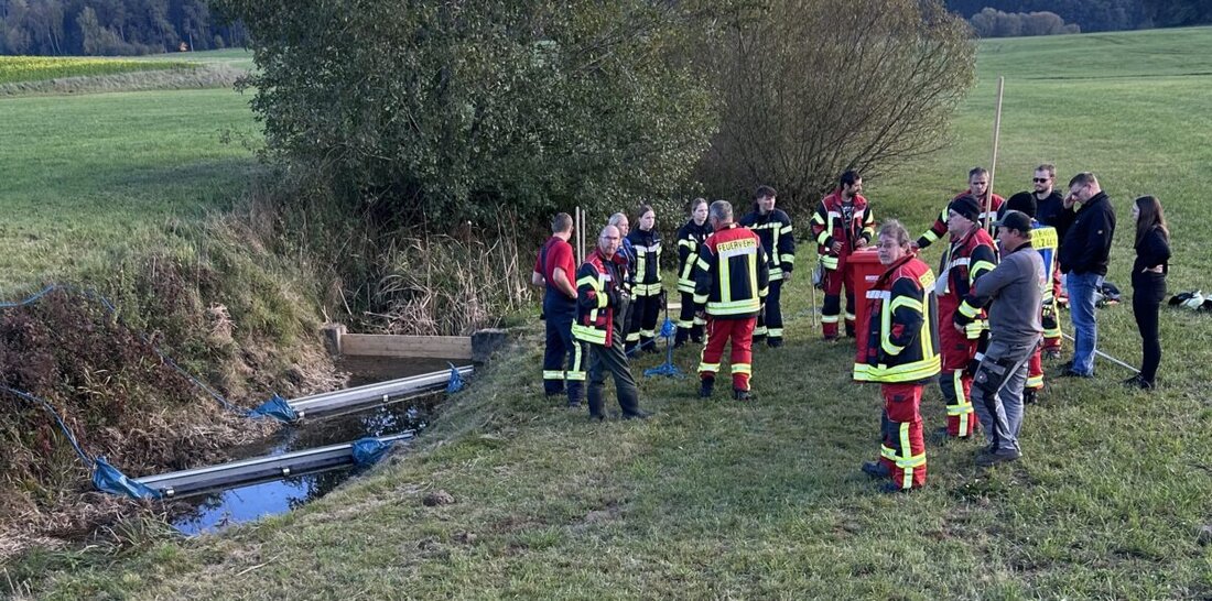 Winklarn. Rund 180 Einsatzkräfte von Feuerwehren, THW und Rettungsdienst haben im östlichen Landkreis Schwandorf entlang der MERO-Pipeline den Ernstfall geübt. Im Fokus standen Lecksuche, Ölsperren und klare Abläufe.