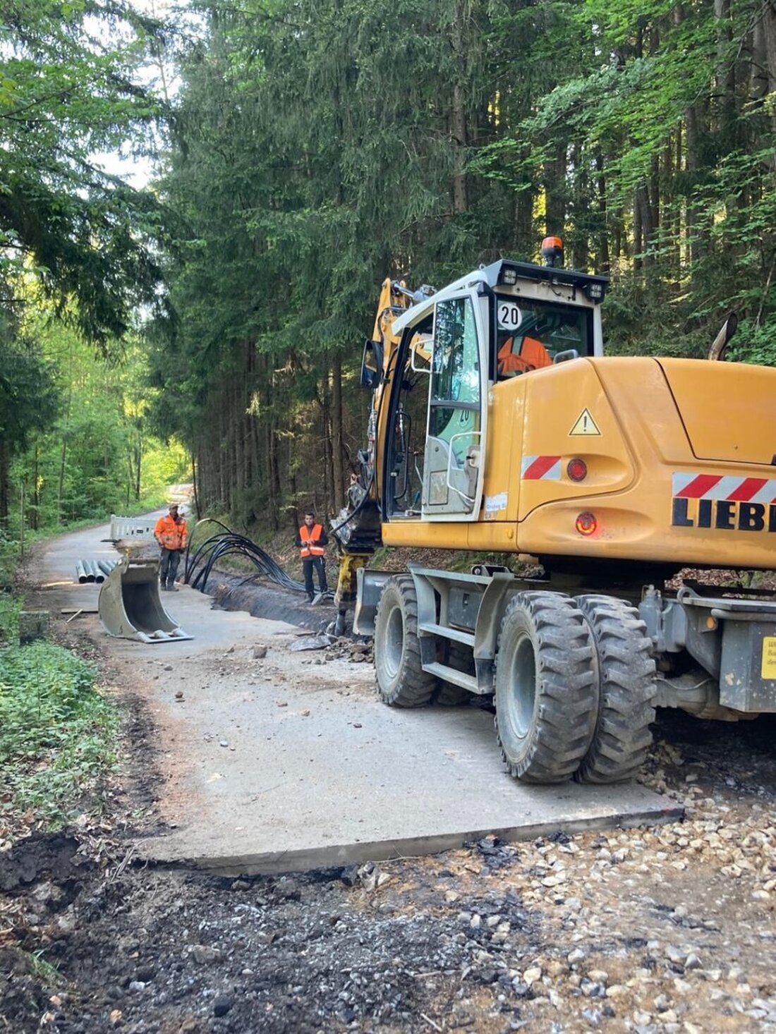 Tännesberg. Die Zufahrtsstraße zum Umspannwerk Tanzmühle ist seit Ende April wegen Arbeiten, die vom Bayernwerk in Auftrag gegeben wurden, gesperrt. Bis Ende des Jahres sollen dort für ca. 2,5 Millionen Euro eine 20 kV-Leitung fertiggestellt und zwei Drittel der Maßnahme sind schon erfolgreich umgesetzt.