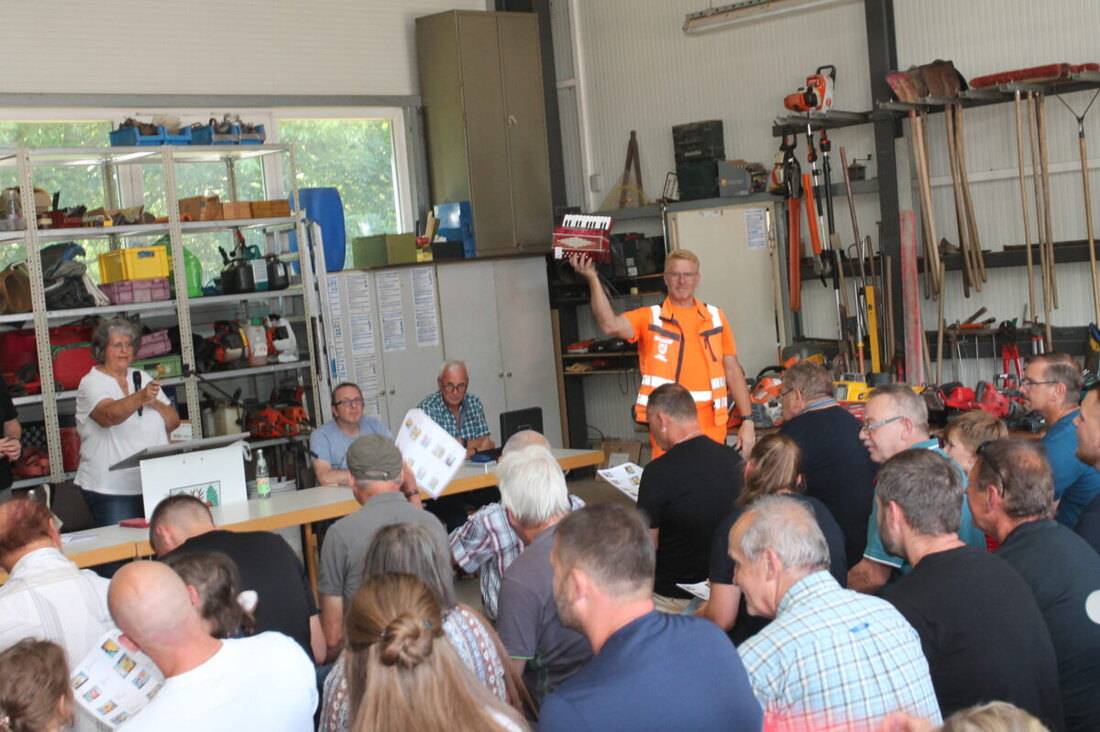 Waidhaus. Große Resonanz bei der Fundsachen-Versteigerung im Bauhof: Nach Besichtigungen gab Bürgermeister Markus Bauriedl um 16 Uhr den Start frei, Auktionatorin Kerstin Wilka-Dierl erzielte bis zu 1.100 Euro für Kupferdraht.