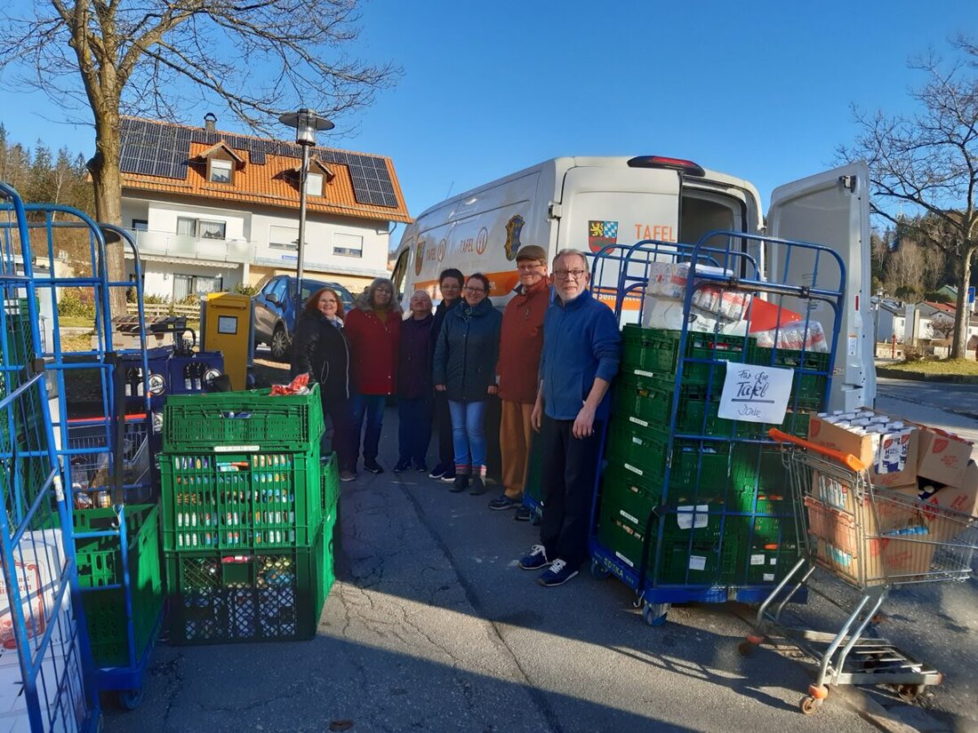 Flossenbürg. SPD-Frauen organisieren zum Adventswochenende Lebensmittelspendenaktion für die Tafeln Weiden-Neustadt, mit großer Hilfsbereitschaft der Gemeinde. Beeindruckend war auch der Besuch von Politik und der neue Vorsitzende der Tafeln, alle Spenden kommen Bedürftigen zu Gute.