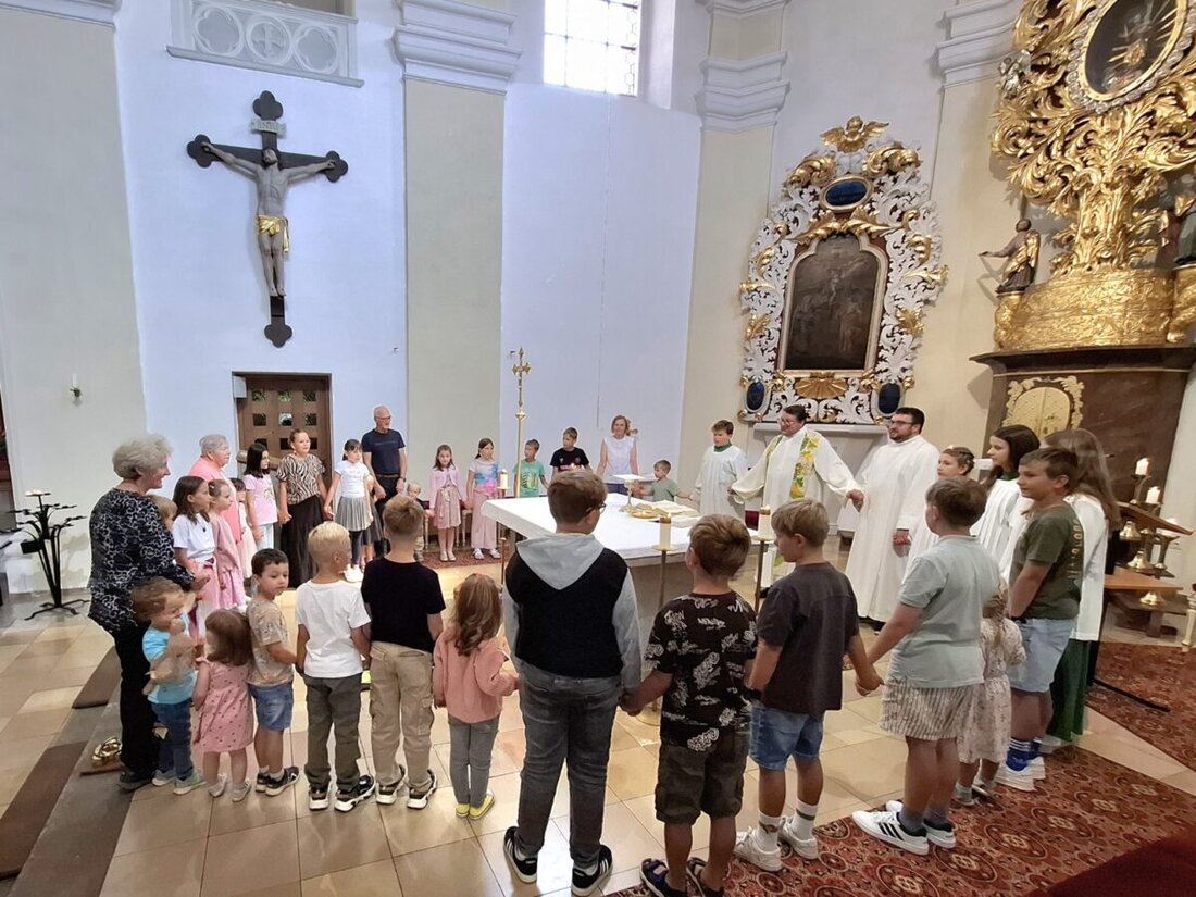 Eslarn. Die Pfarreiengemeinschaft Eslarn-Moosbach feierte mit vielen Großeltern und Enkeln eine lebendige Premiere: den ersten Großeltern-Enkel-Gottesdienst unter dem Motto „Auf Spurensuche“ mit Pfarrer Udo Klösel.