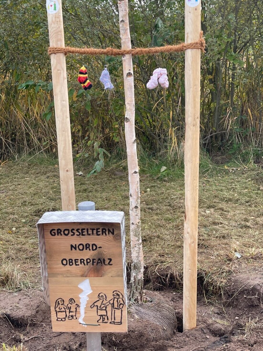 Weiden. Unter dem Motto "Ein Baum für unsere Enkel" pflanzte der Verein "Großeltern Nordoberpfalz" am 12. Oktober 2024 einen Baum an der Clausnitzerschule. Die Aktion soll den Kontakt zwischen Großeltern und ihren Enkeln fördern, auch wenn dieser momentan schwer ist.