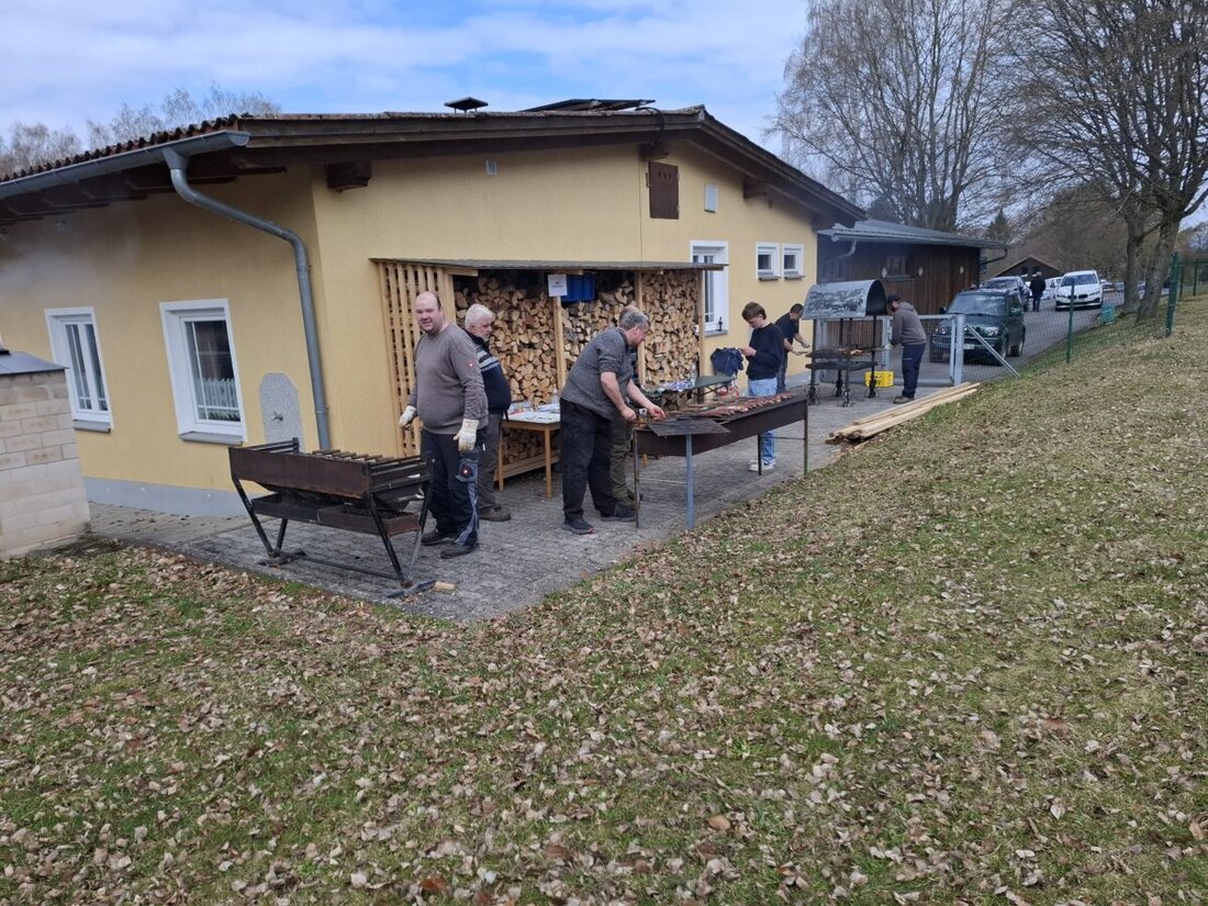 Eslarn. Am Karfreitag servierte der Fischereiverein traditionell Fisch für den heimischen Mittagstisch. Forellen und Makrelen aus der Region lockten viele Besteller an.
