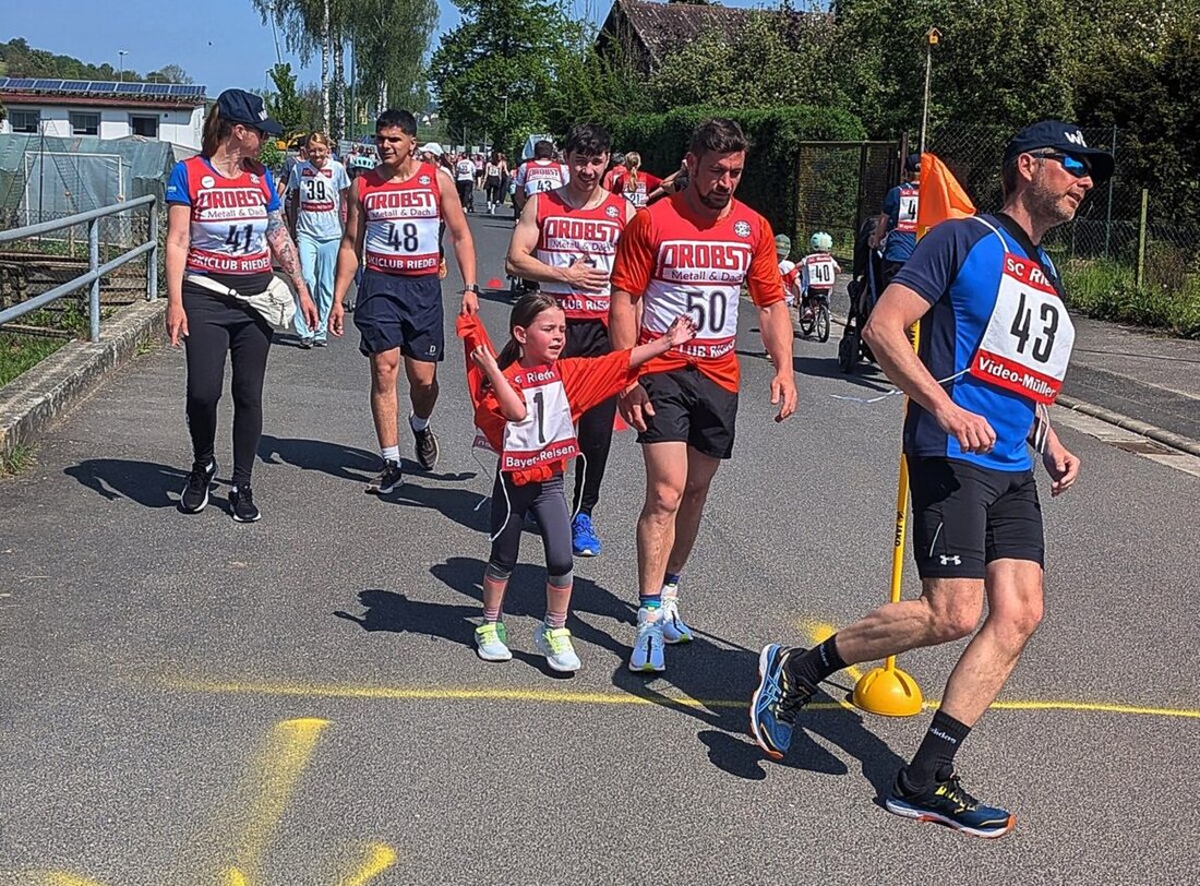 Rieden. Bei Sonne feierten Besucher Neueröffnung des inklusiven Mehrgenerationenspielplatzes und das Familienfest HerzMomente. Inklusionslauf, Kinderolympiade und Entenrennen sorgten für Jubel; 1.352 Runden brachten 1.352 Euro.