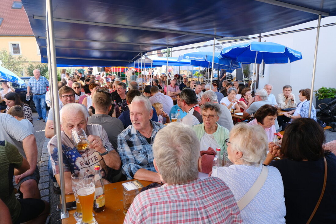 Floß. Beim fünften Brauereifest strömten Gäste aus nah und fern zum Brauhaus in der Unteren Bachgasse, wo Bürgermeister Robert Lindner um 10 Uhr anzapfte. Musik, Kistensau und Kuchen sorgten bis in den Abend für beste Stimmung.
