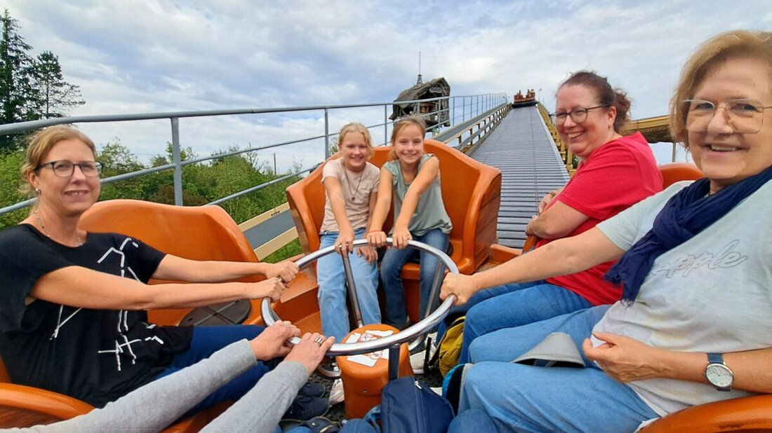 Flossenbürg. Beim AWO-Ferienprogramm war der Andrang riesig, der Bus zum Freizeitpark Plohn war rasch voll und am Ende reisten 75 Teilnehmende mit. Die Gemeinde spendierte jedem Kind fünf Euro, die AWO zahlte Bus und Eintritt.