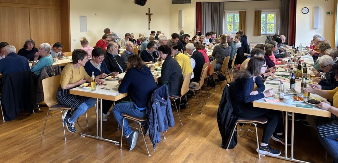 Immenreuth. Zum traditionellen Erntedank-Brunch lud der Pfarrgemeinderat in den Herz-Jesu-Pfarrsaal ein. Rund 80 Besucher folgten dem kulinarischen Aufruf, wobei der große Pfarrsaal bis auf den letzten Platz besetzt war.
