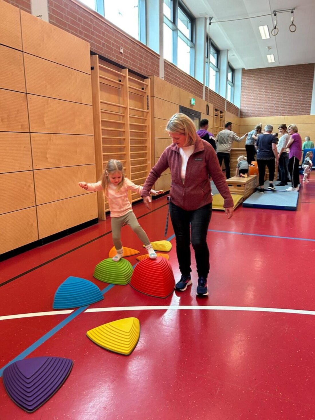 Rieden. In der Mehrzweckhalle sorgte ein Oma-Opa-Enkel-Schnupperturnen erneut für großen Andrang und strahlende Gesichter. Das Team des Kinderturnens leitete eine lebendige Stunde mit Aufwärmen, Stationen und Schwungtuch.