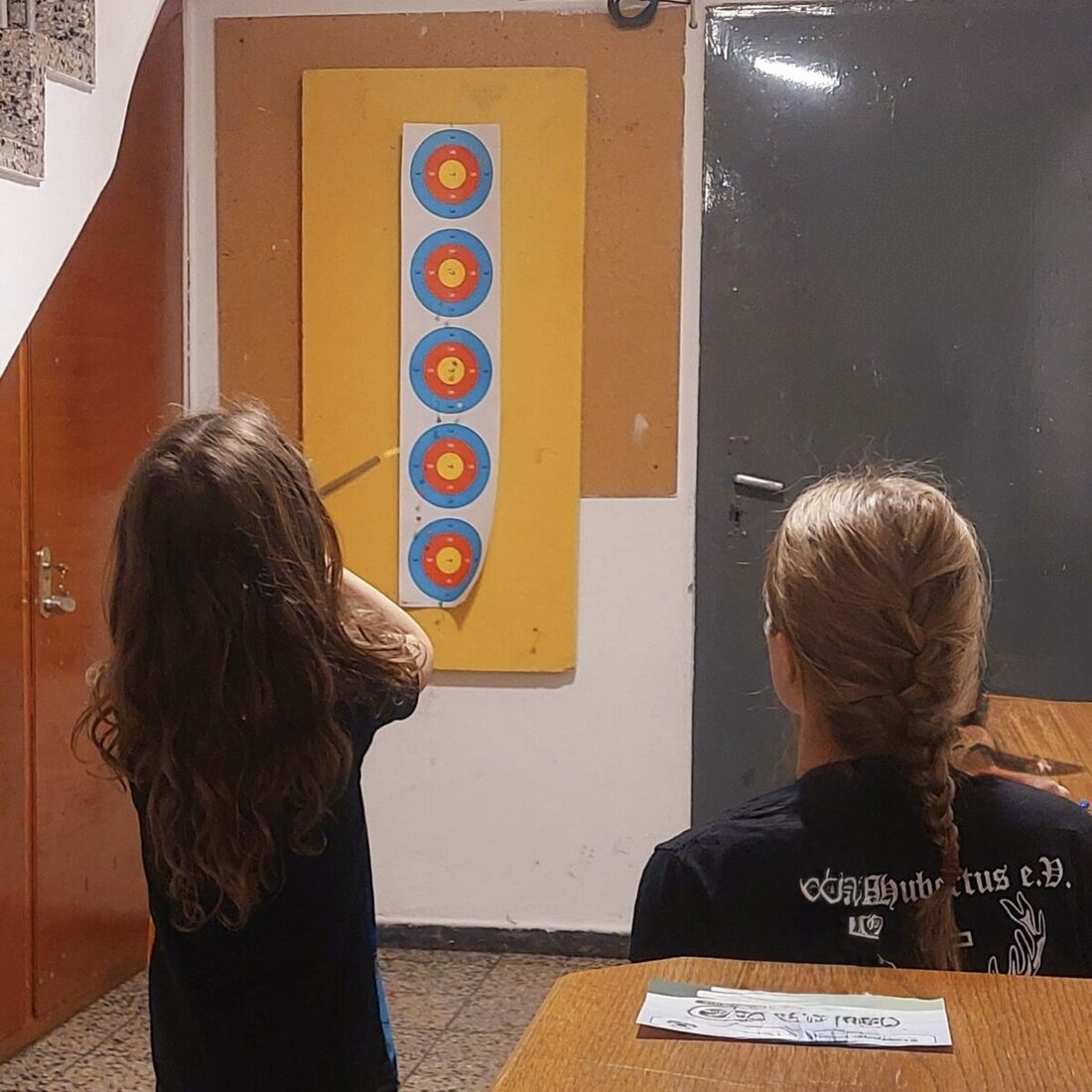 Weiden. Beim Tag der offenen Tür der Schützengesellschaft „Hubertus“ nutzten viele Kinder die Stationen: Blasrohr, Basteln sowie Licht- und Luftgewehr; das Lichtgewehr begeisterte, Medaillen und Spenden stärkten die Jugendarbeit.