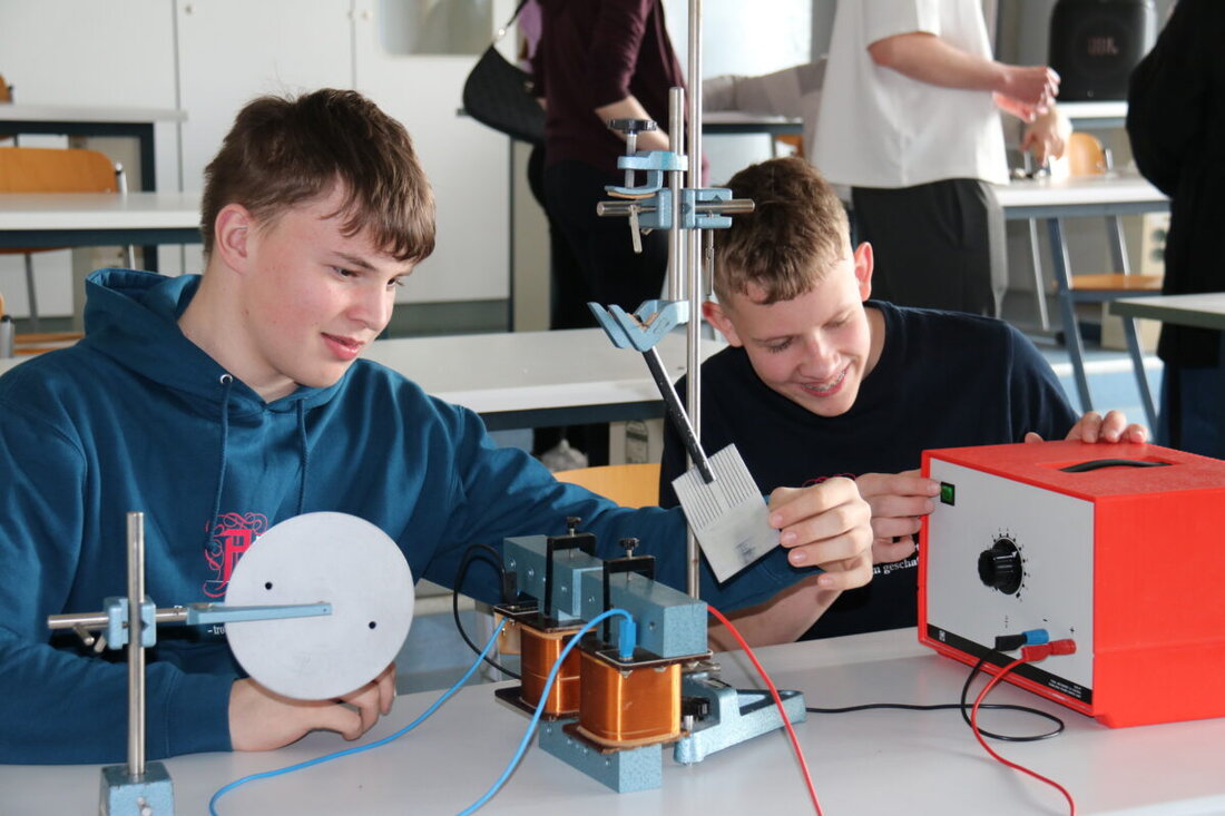 Vohenstrauß. Die Staatliche Realschule öffnete am Samstag ihre Türen: Eltern informierten sich, Kinder erkundeten mit Tutoren das Haus. Experimente, Robotik, Musik und Sport lockten viele Gäste, darunter Familien und Ehemalige.