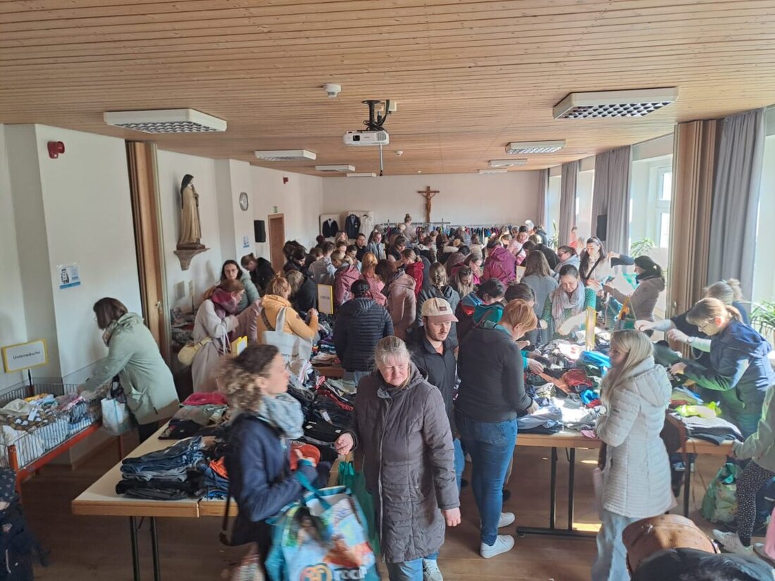 Flossenbürg. Großer Andrang beim 6. Baby- und Kinderbasar der AWO im Theresienheim am 22. März 2026. Erlös bleibt vor Ort für Projekte wie die Neugestaltung des Schulpausenhofs; nächster Basar am 11. Oktober 2026.