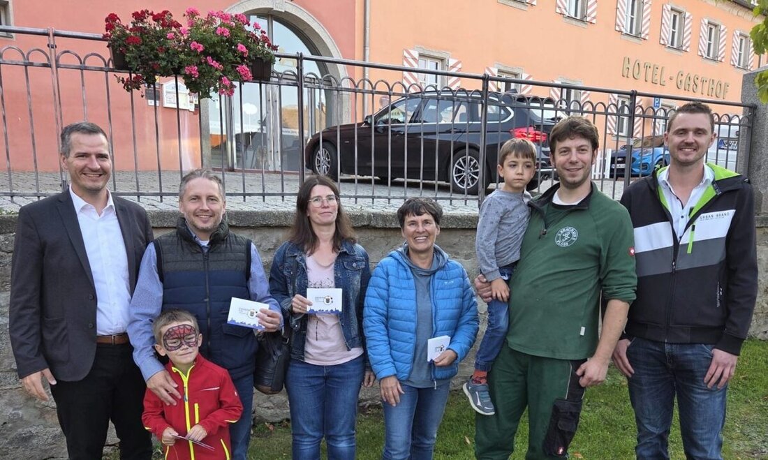 Floß. Verkaufsoffener Sonntag mit Herbstfest lockte viele Besucher, 23 Betriebe machten mit und beim Gewinnspiel erhielten Maria Blommer 300 Euro, Tobias Mandry 200 Euro und Doris Rübl 100 Euro.