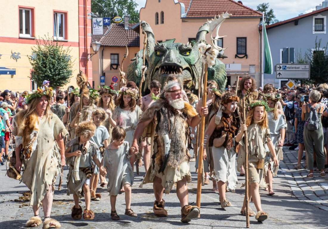 okticket.de präsentiert folgende Veranstaltung: Der große Historische Festzug in Furth im Wald lässt Stadt- und Grenzgeschichte des 15. Jahrhunderts lebendig werden. Die traditionsreiche Parade führt eindrucksvoll vor Augen, wie Wohlstand und Zerstörung, blühender Handel und mühsamer Wiederaufbau die Stadt geprägt haben. Geschichte zum Anfassen Rund 1.200 Mitwirkende in originalgetreuen Kostümen, fast 200 Pferde, Repliken mittelalterlicher [&hellip;]