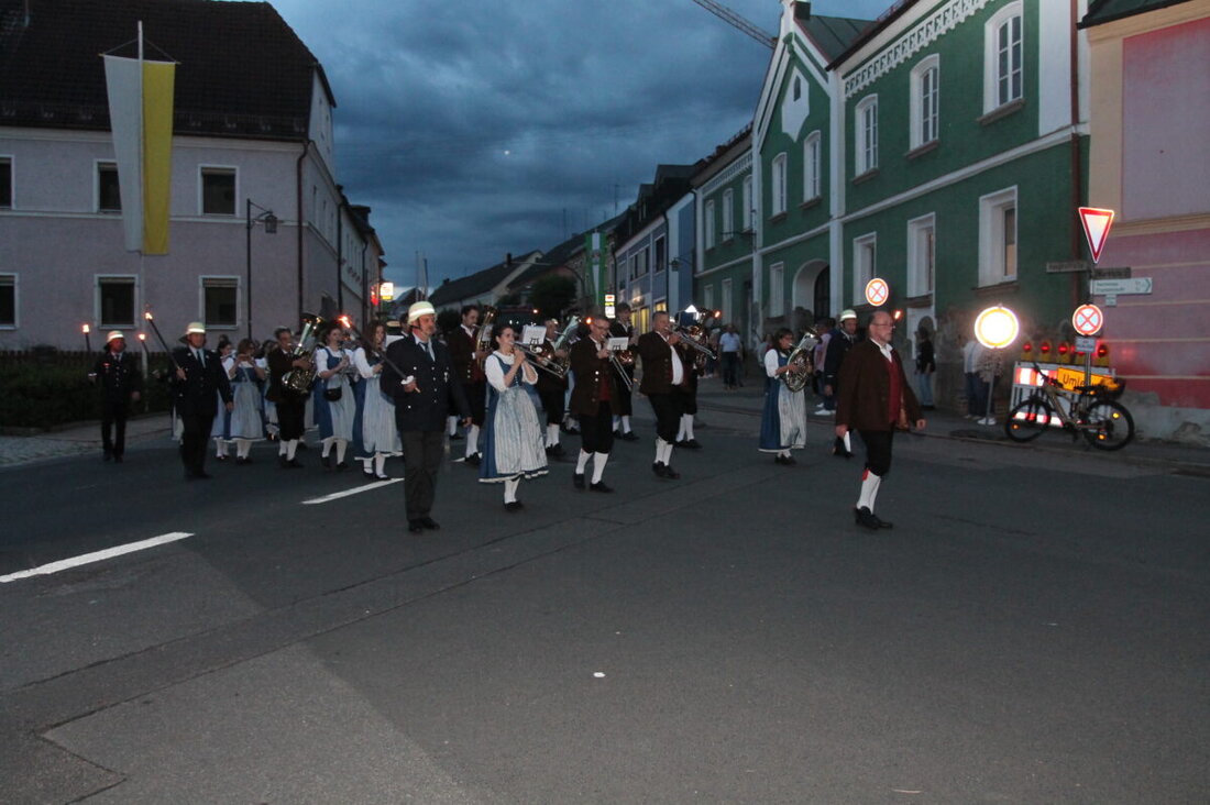Waidhaus. Mit einem Großen Zapfenstreich am Samstag, 6. Juni, eröffnete der Musikverein sein 40-jähriges Jubiläum. Trotz Fußball-Länderspiel kamen viele zum Kriegerdenkmal; Fackeln und Serenade sorgten für feierliche Stimmung.