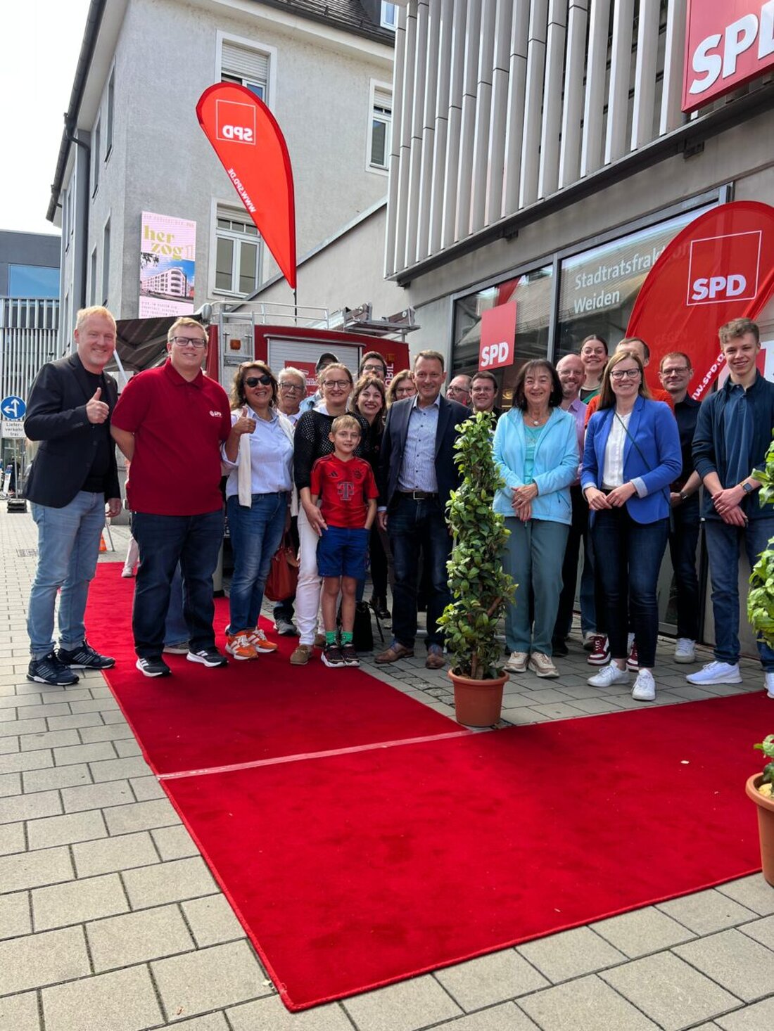 Weiden. Beim Tag der offenen Tür der SPD Nordoberpfalz gab es Gespräche mit Nicole Bäumler und Oberbürgermeister Jens Meyer, ein Quiz mit Landtagsfahrt als Preis und eine Oldtimer-Bar.