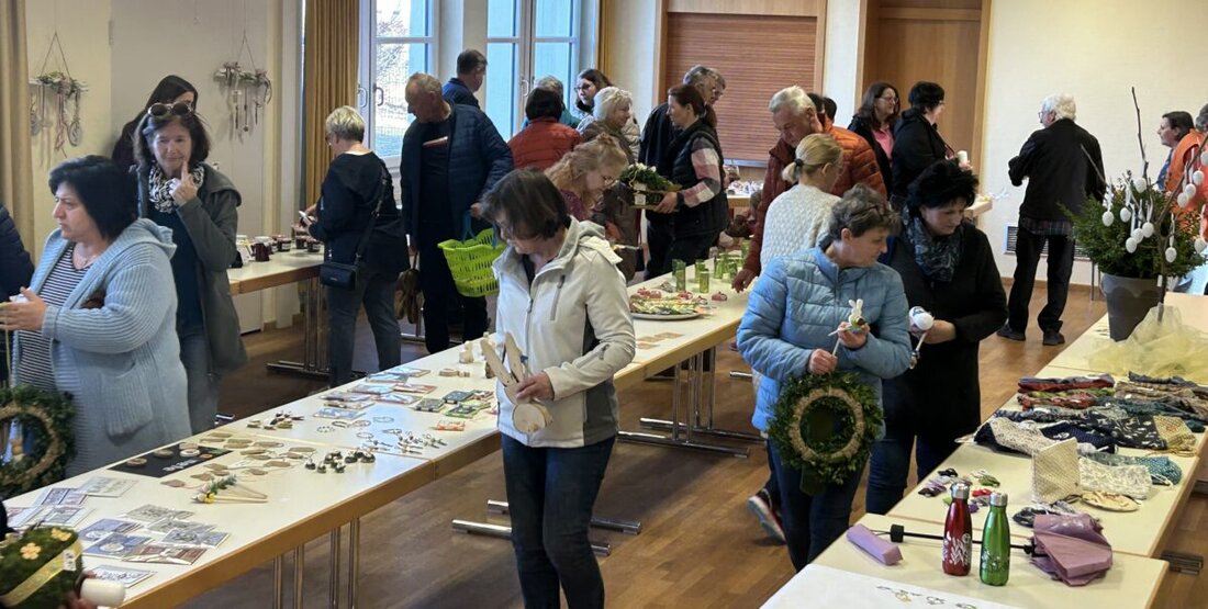 Immenreuth. Großen Zuspruch erfuhr der Osterbasar im Pfarrheim bei Sonne und blauem Himmel: Angeboten waren Osterkerzen, Frühlings- und Holzdekorationen, Osterhasen, Kränze und Marmeladen. Der Erlös fließt an einen sozialen Zweck.