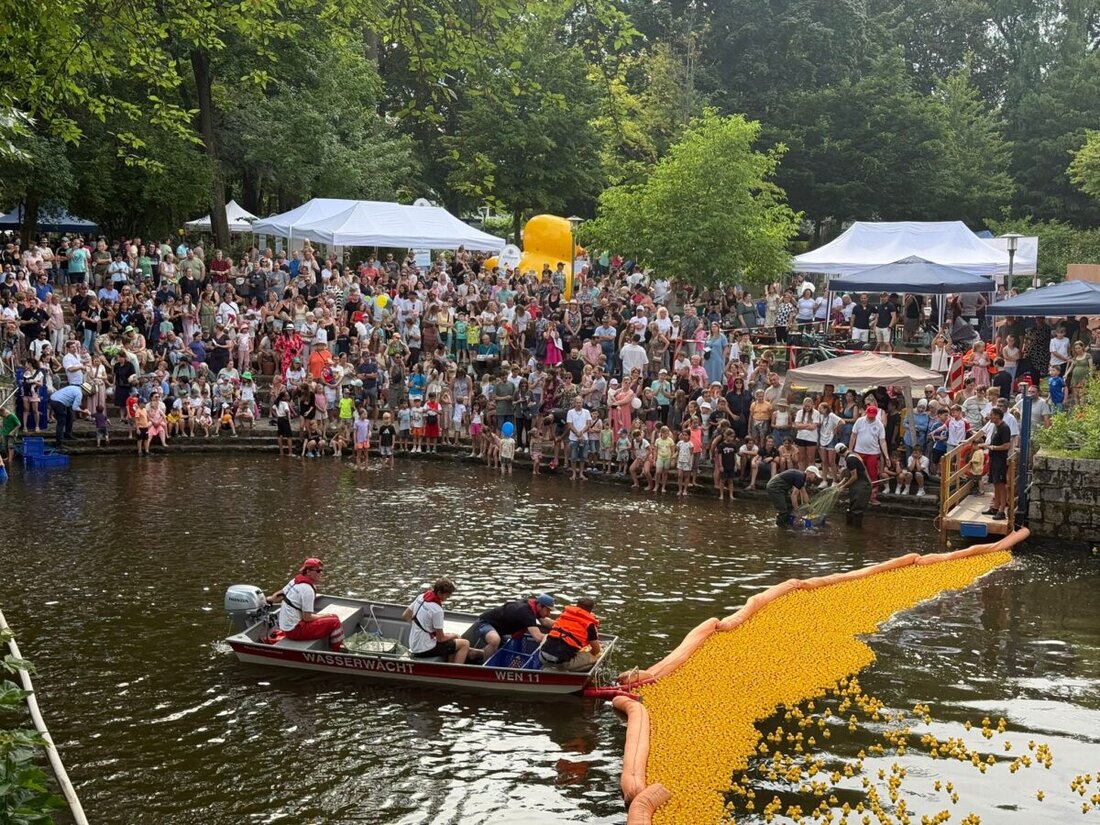 Weiden. Beim Kinderbürgerfest schwammen rund 6.000 Enten um die Wette, Gewinner können Preise in der Augustinus-Apotheke abholen.