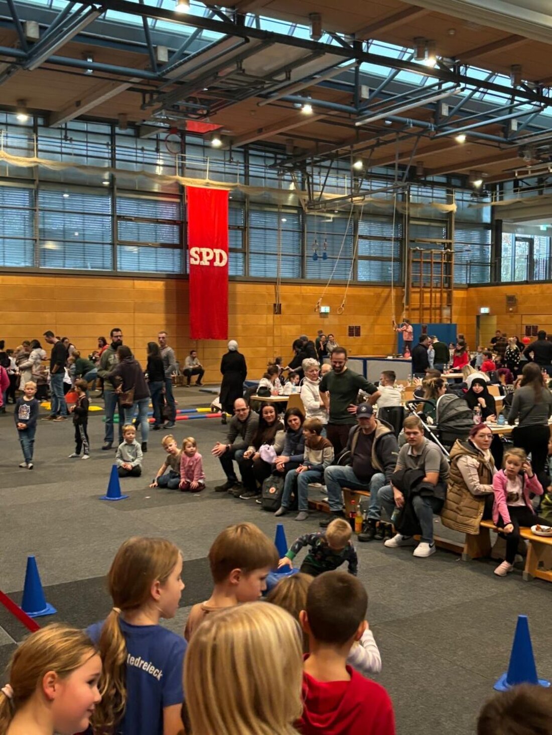 Burglengenfeld. Rund 200 Kinder genossen am vergangenen Sonntag ein vom SPD-Ortsverein organisiertes Kinderfest in der Stadthalle. Es gab einen Spieleparcours, eine Lesehöhle und einen Auftritt in Rhythmischer Sportgymnastik.