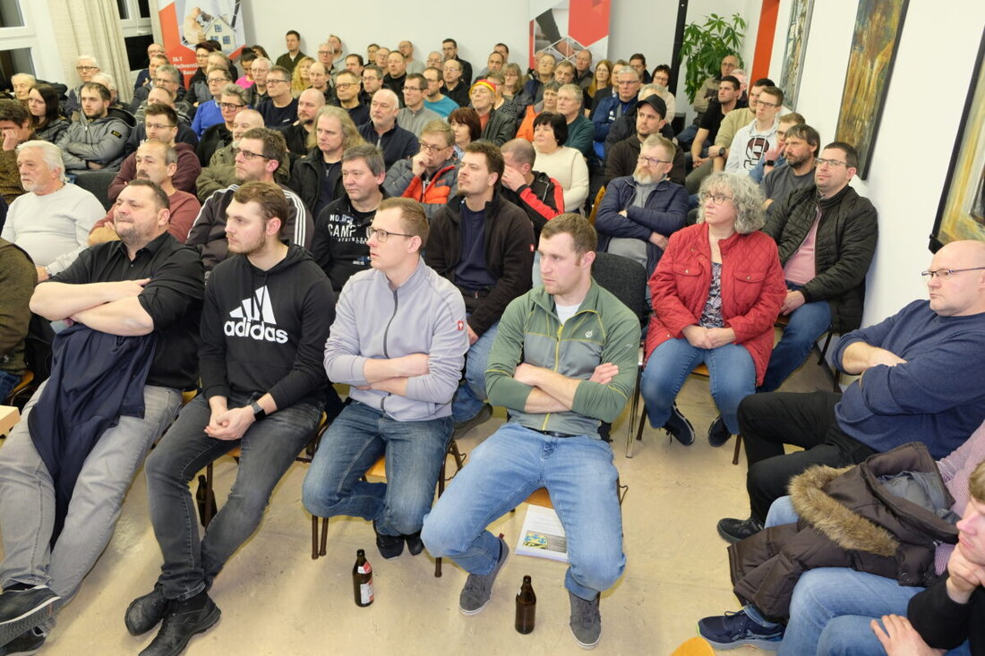 Schlammersdorf. Eine Bürgerversammlung zeigt Zweifel an einem großen Wärmenetz: geringe Dichte, wenig Anschlussinteresse. Zugleich startet der Glasfaserausbau mit kostenlosen Hausanschlüssen und Baubeginn im zweiten Halbjahr 2026.