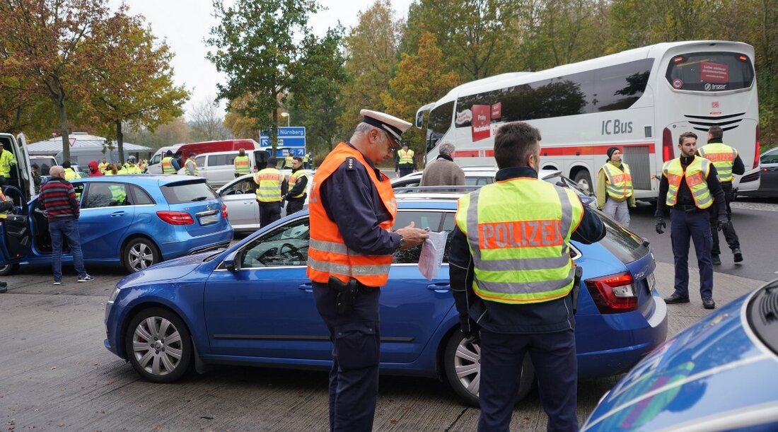 Waldsassen/Bärnau. Bei Kontrollen an den Grenzübergängen Waldsassen und Bärnau hat die Grenzpolizei bei Heranwachsenden Drogen, Waffen und verbotene Böller gefunden. Am Dreikönigstag kontrollierten die Fahnder der Grenzpolizeigruppe (GPG) Waldsassen ein [&hellip;]