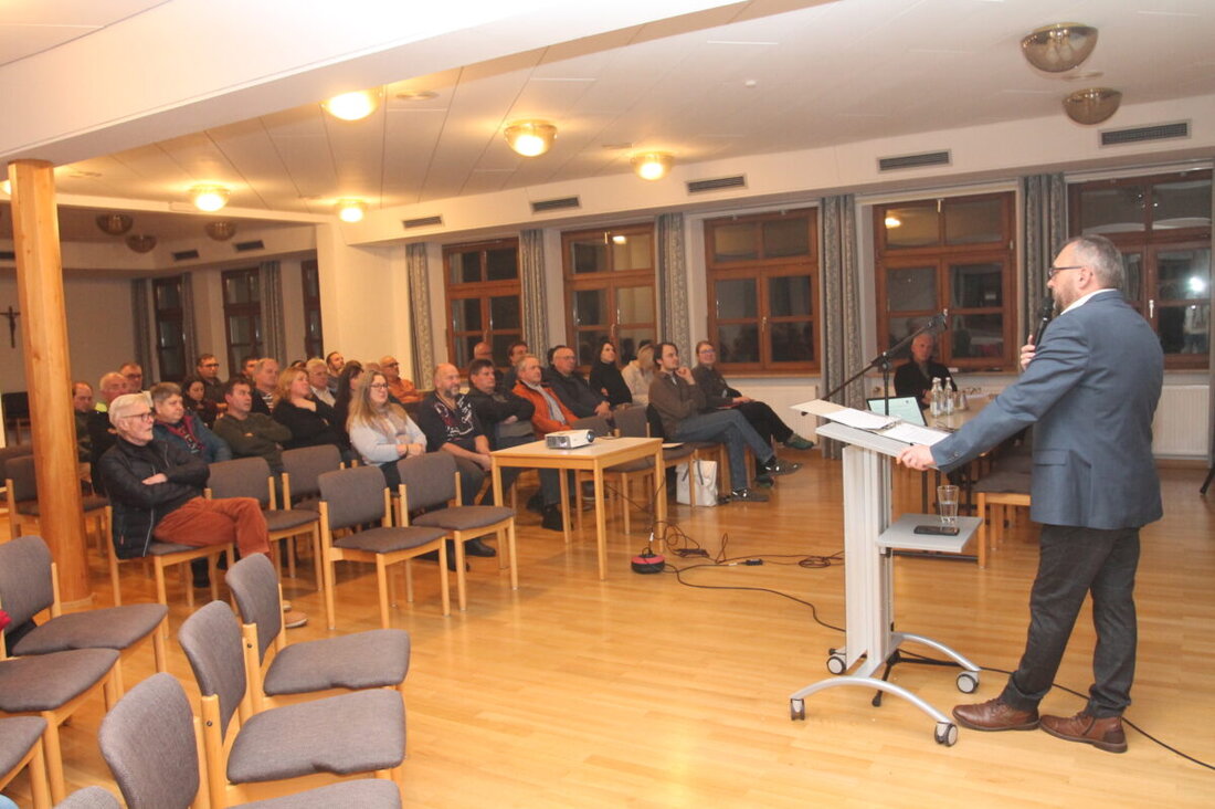 Waidhaus. Bürgermeister Markus Bauriedl zieht Bilanz und blickt auf Großprojekte der Städtebauförderung. Trotz sinkender Einwohner auf 2.135 und zehn Geburten gibt es Fortschritte bei Glasfaser, Kita-Anbau und Quellsanierungen.