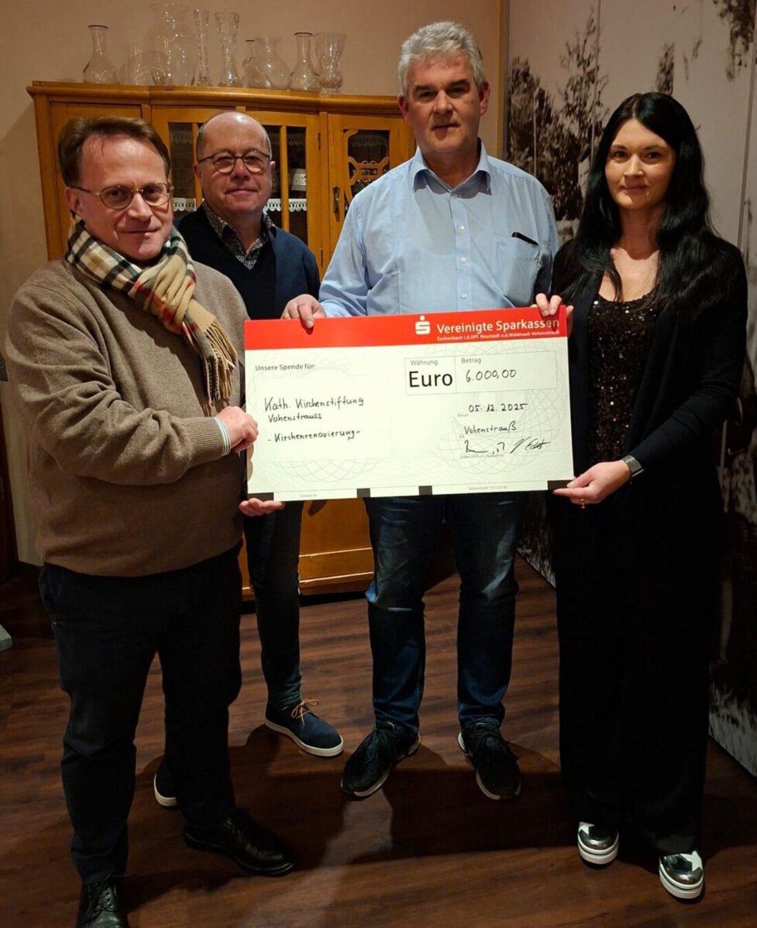 Vohenstrauß. Eine großzügige Spende von 6.000 Euro unterstützt die Restaurierung des Hochaltarbildes der katholischen Pfarrkirche. Die Gemeinde stemmt eine Innenrenovierung über 1,9 Millionen Euro und sucht Patinnen und Paten.