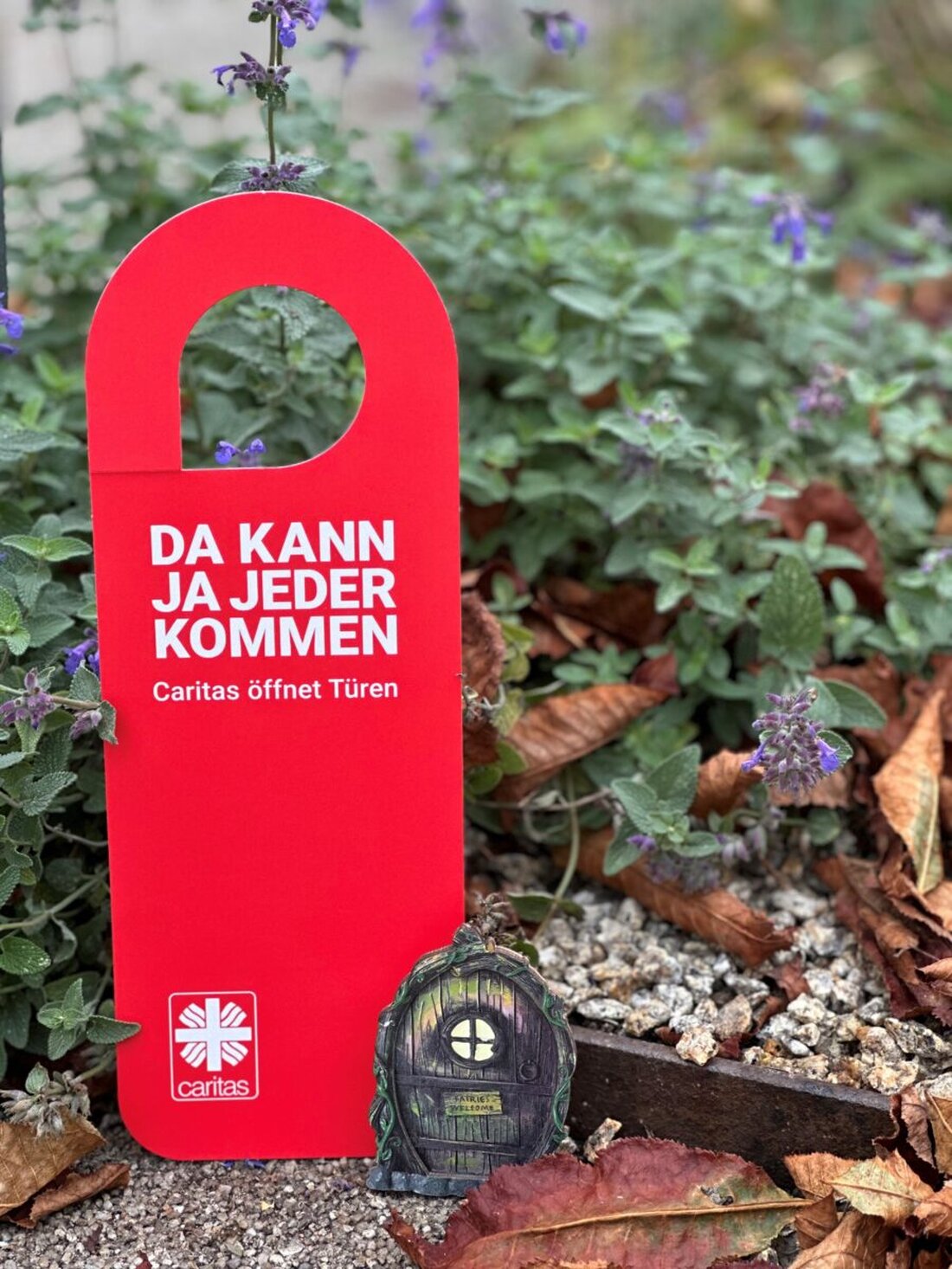 Tirschenreuth.
Am 13. November zeigt der Aktionstag Suchtberatung: Sucht betrifft uns alle, Hilfe auch.
Die Caritas-Fachambulanz lädt 9 bis 11 Uhr zur Sprechstunde und schmückt Denkmäler mit grünen Türen.