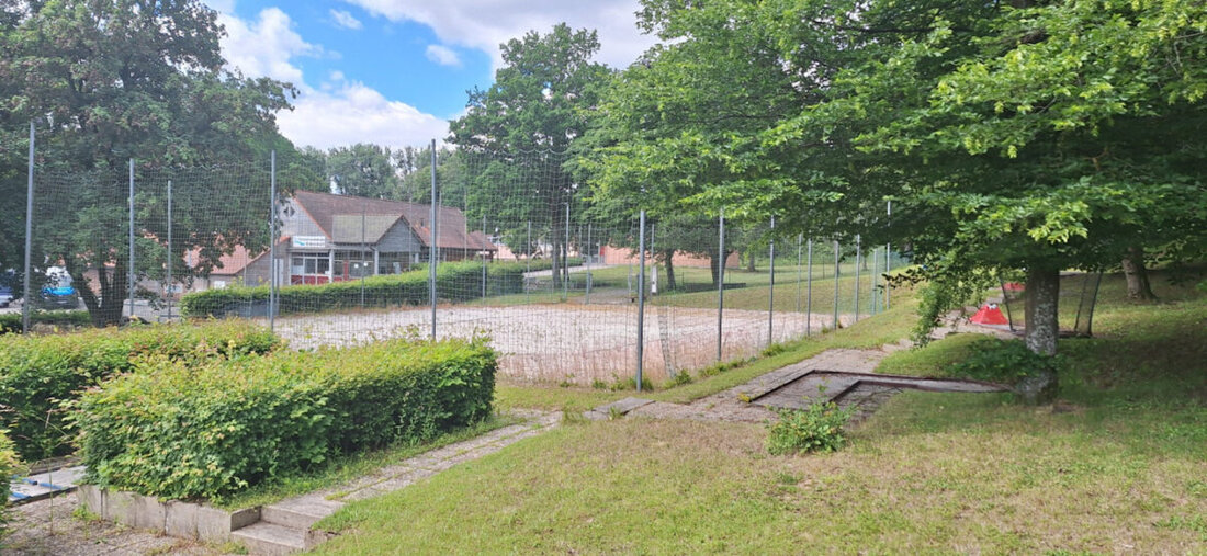 Erbendorf. Trotz Sanierung des Freibads sollen Beachvolleyballfeld und Tischtennisplatten geöffnet bleiben. Die Grünen drängen zudem auf eine Lösung für die Minigolfanlage und fordern langfristig freien, einfachen Zugang.
