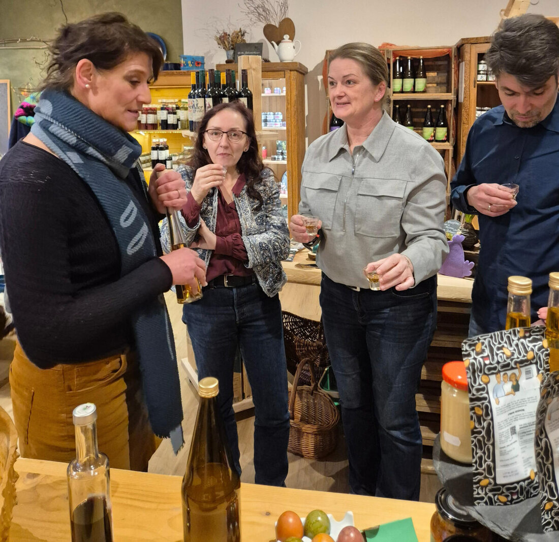 Vohenstrauss. Bei "Grüne im Gespräch" diskutierten Mitglieder mit Tina Winklmann über aktuelle Themen und besuchten einen lokalen Hofladen. Themen waren u.a. die Trump-Administration und Windkraft-Projekte.