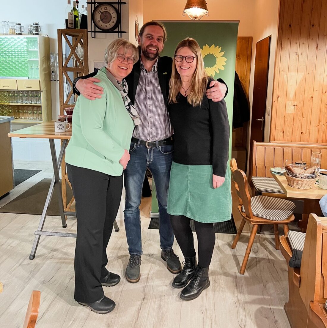 Pechbrunn. Kurz vor der Kommunalwahl luden die Grünen zum politischen Aschermittwoch in die Ochsentränke ein. Monika Schneider, Ute Döhler und Josef Schmidt setzten klare Akzente und warben für Anpacken statt Stammtischgewäsch.