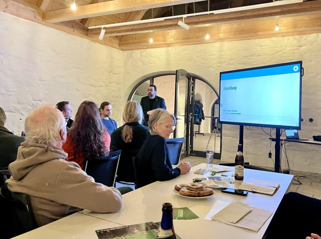 Erbendorf. BÜNDNIS 90/DIE GRÜNEN stellten im Bürgerhaus ihr Stadtratsprogramm vor: effizientere Verwaltung, klimaneutrale Wirtschaft, Energiewende bis 2035 und mehr Gemeinschaft. Rund 30 Gäste waren dabei.