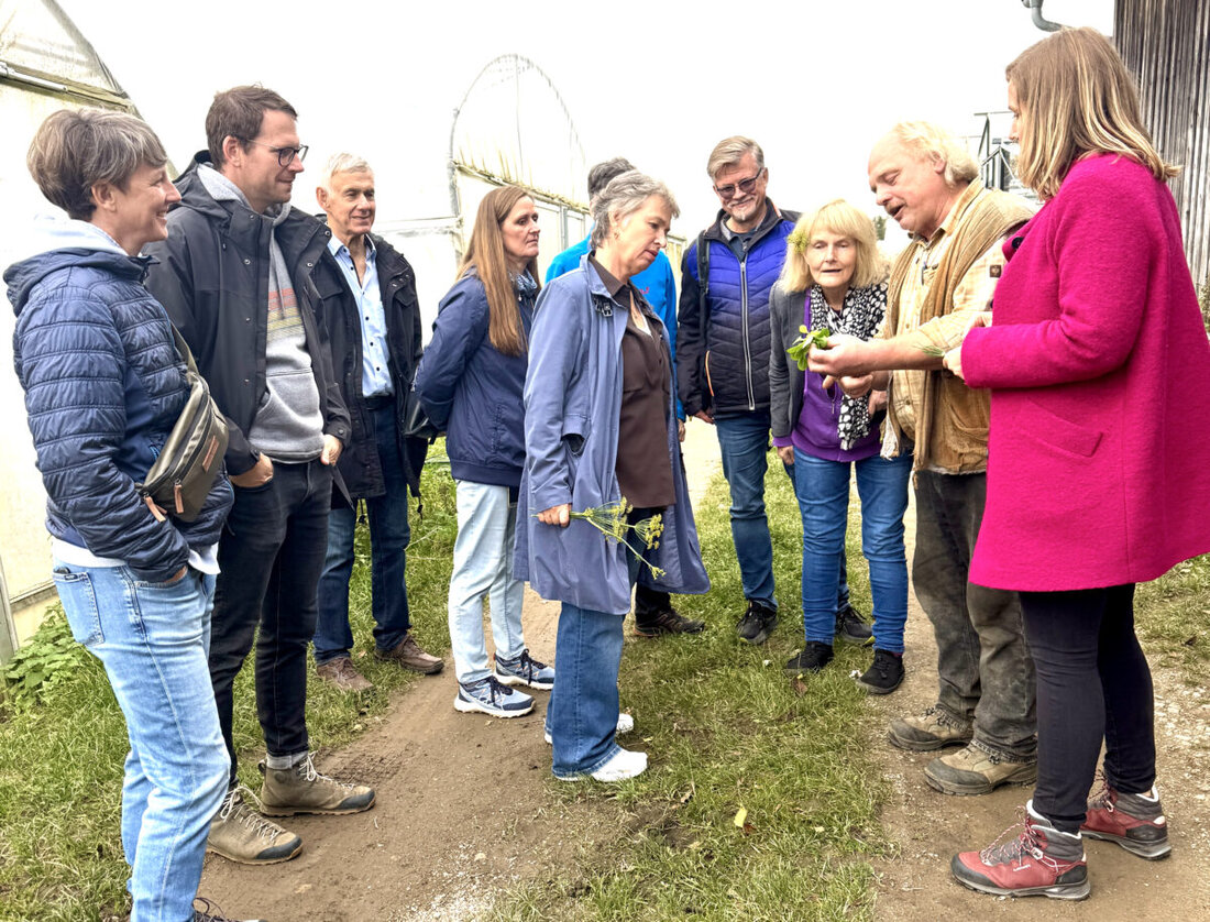 Moosbach. Auch wenn sie selbst vom Fach ist, war der Besuch auf der Uchamühle beim Biogemüsebauern Fritz Steinhilber für die Grünen-Landesvorsitzende Gisela Sengl spannend. 