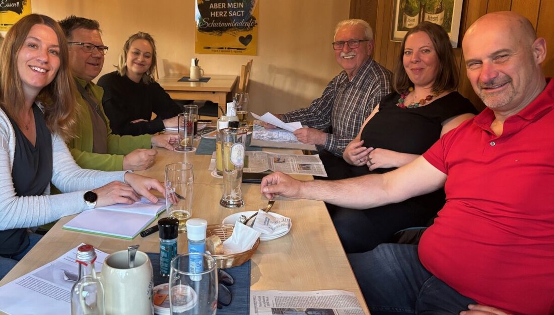 Wackersdorf. Beim Grünen Stammtisch diskutierte Umweltbeauftragter Rudi Prebeck praktische Naturschutzmaßnahmen, darunter Insektenhotels und Agri-Photovoltaik. Er betonte die Wichtigkeit von Artenvielfalt und kreativen Lösungen zur Flächennutzung und Umweltschutz.