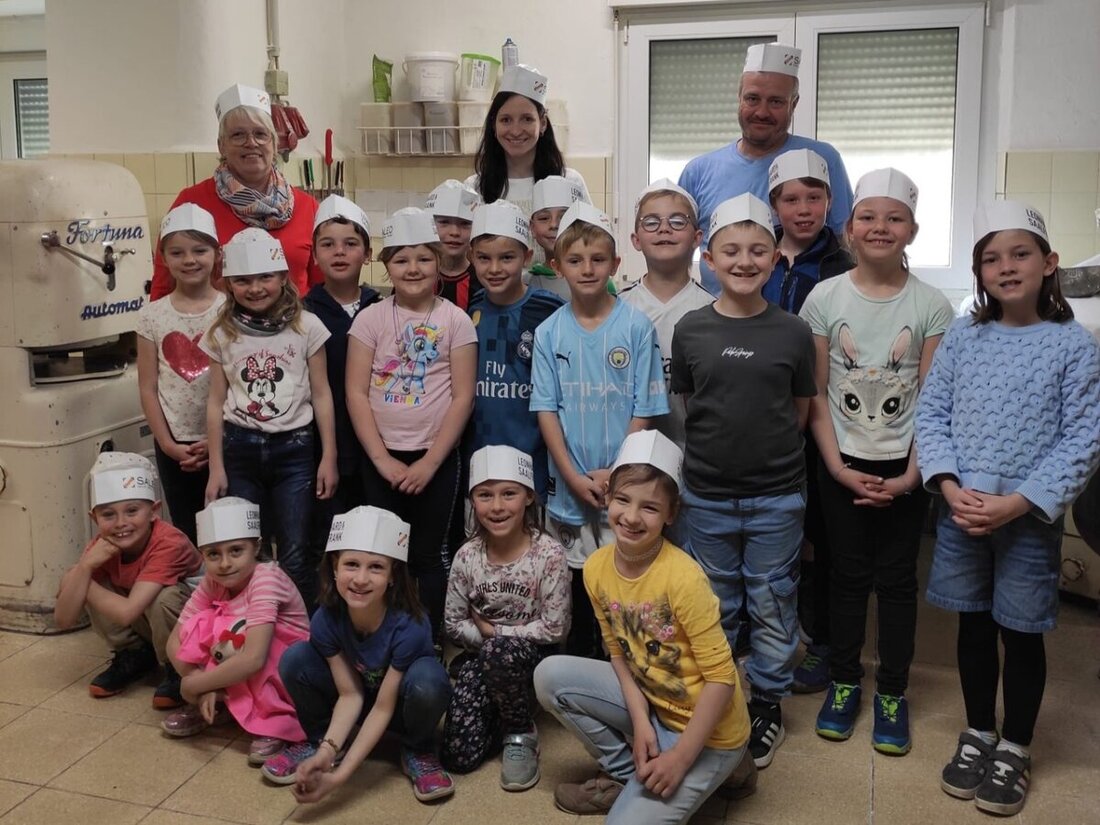 Leuchtenberg. Grundschüler der ersten und zweiten Klasse zeigten in der Bäckerei Woldrich ihre Backkünste, unterstützt von Lehrerinnen und dem Bäckermeister. Sie kreierten Brezennamen und verzierten Donuts, stolz auf ihre selbstgemachten Leckereien.