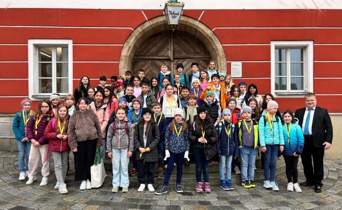 Burglengenfeld. Zwei Klassen der Hans-Scholl-Grundschule besuchten das Rathaus und trafen Bürgermeister Thomas Gesche. Sie stellten viele Fragen und erfuhren, wie Verwaltung und Stadtrat arbeiten.