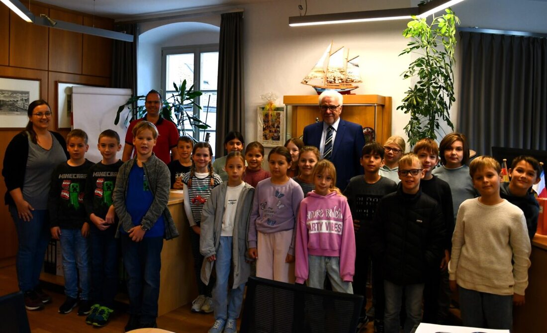 Burglengenfeld. Grundschüler der Hans-Scholl-Grundschule besuchten das Rathaus, um praxisnah mehr über Stadtverwaltung und ihre Aufgaben zu erfahren. Sie stellten viele Fragen und erhielten eine Führung durch die verschiedenen Ämter.