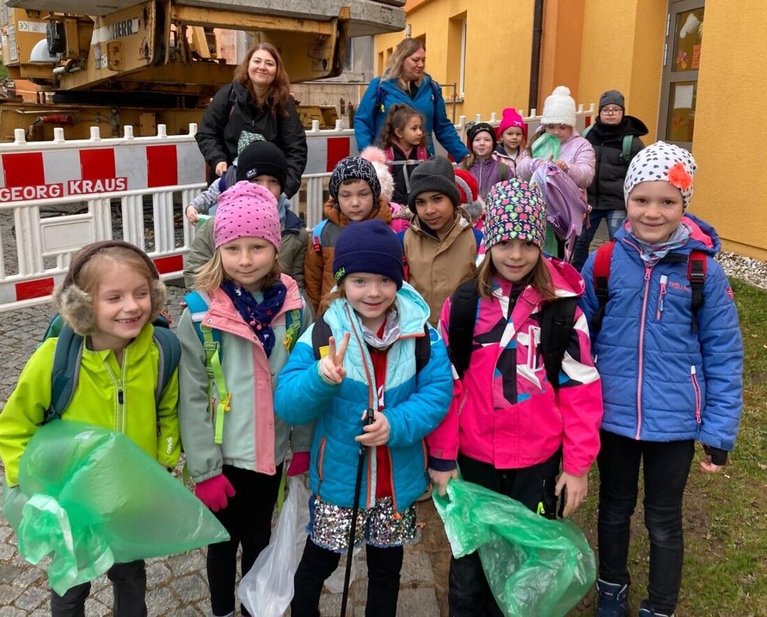 Etzenricht. Schulkinder der Ludwig-Meier-Grundschule sammelten Müll in Etzenricht, ausgestattet mit Handschuhen und Müllbeuteln. Sie waren entsetzt über den Müll in der Umgebung und ließen gefüllte Säcke für die Gemeindearbeiter zur Abholung zurück.