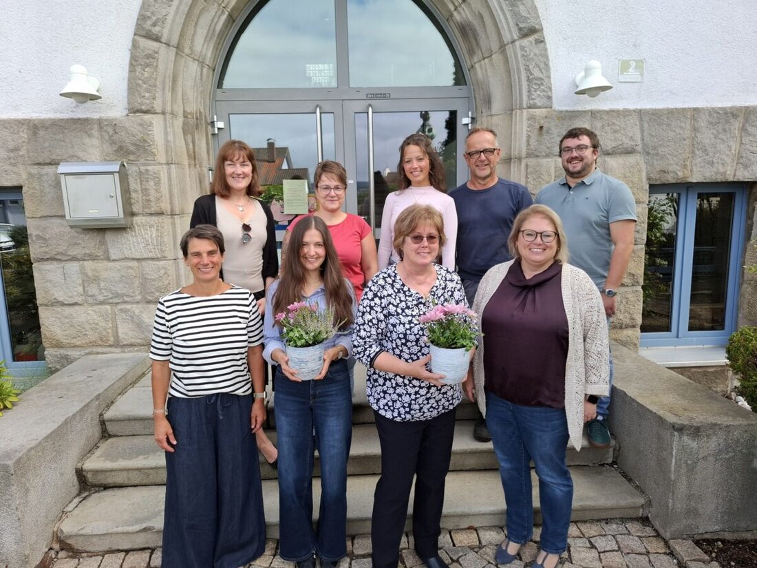 Eslarn. Bei der ersten Lehrerkonferenz würdigte die Grundschule Ramona Mensch für 30 Jahre Einsatz und hieß zugleich die neue Lehrerin Jasmin Schuh willkommen. Die Schulfamilie feierte mit Applaus und Blumen.