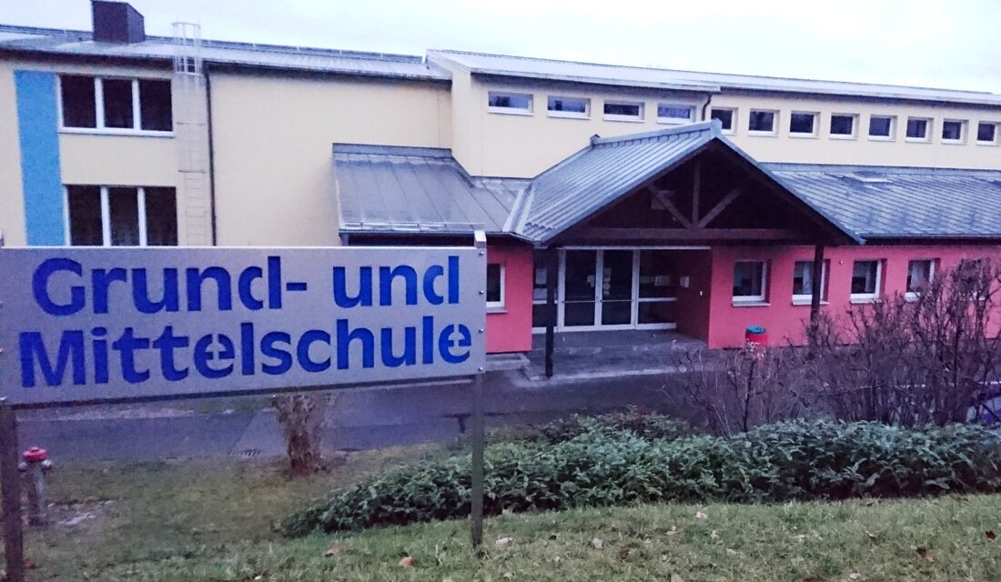 Pressath. Auf dem Gelände der Grund – und Mittelschule Pressath haben am Wochenende Unbekannte randaliert. Die Polizei hofft auf Hinweise.  In der Zeit von Freitag, 09.06.17, 12:30 Uhr, bis Samstag, 10.06.17, [&hellip;]