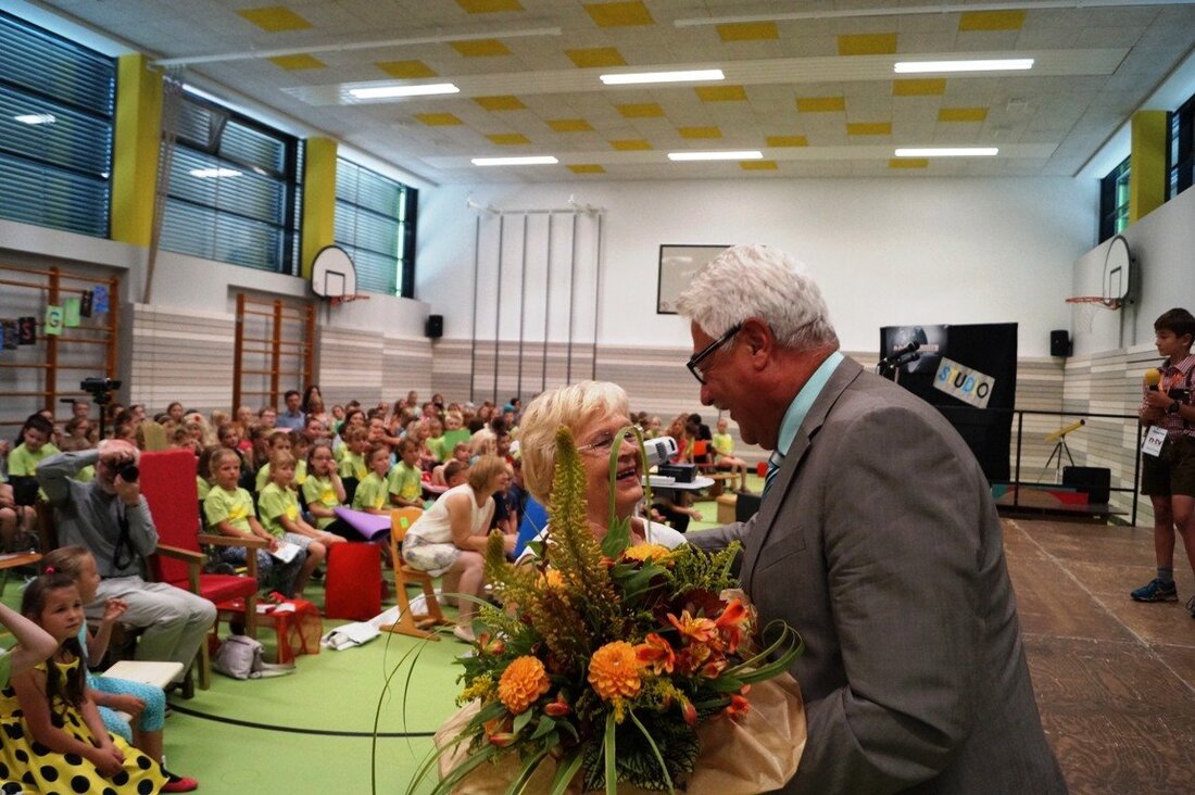 Neustadt/WN. An der Grundschule in Neustadt herrschte heute betrübte Stimmung. Konrektorin Christine Langhammer wurde in den Ruhestand verabschiedet. Seit 1979 hatte sie in Neustadt unterrichtet. Unser Schulreporter Moritz war bei [&hellip;]