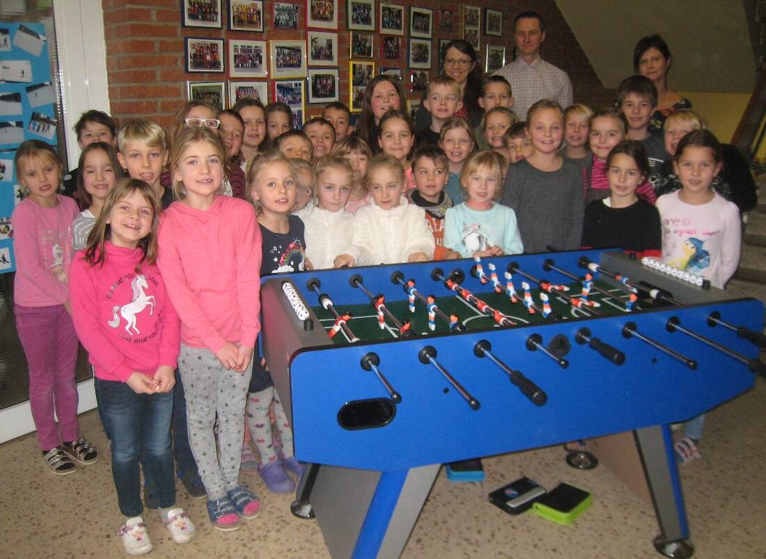 Püchersreuth. Über ein sehr großzügiges und vorzeitiges Weihnachtsgeschenk freuen sich die Schüler der Grundschule Püchersreuth. Von Tom Kreuzer  Der Elternbeirat mit der Vorsitzenden Renate Lang und Jutta Federlein und Markus Hausner vom Stoffladen [&hellip;]