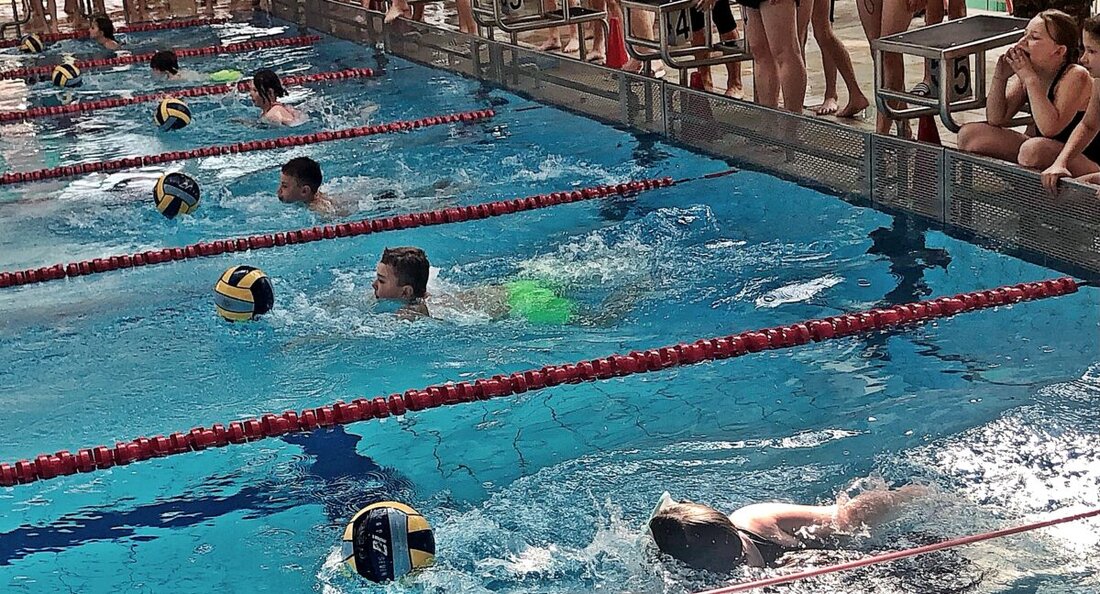 Weiden. Rund 240 Schüler nahmen mit Begeisterung am Grundschulwettbewerb Schwimmen in der WTW-Schwimmhalle teil, wobei 24 Mannschaften in vier Disziplinen gegeneinander antraten. Die Clausnitzerschule Weiden und die Grundschule Neustadt gewannen in ihren Kategorien, allen Siegern wurden rote T-Shirts überreicht.